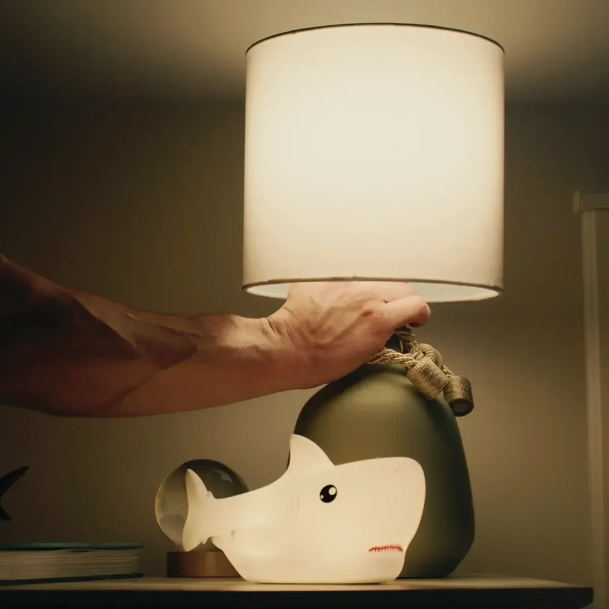 V shark lamp